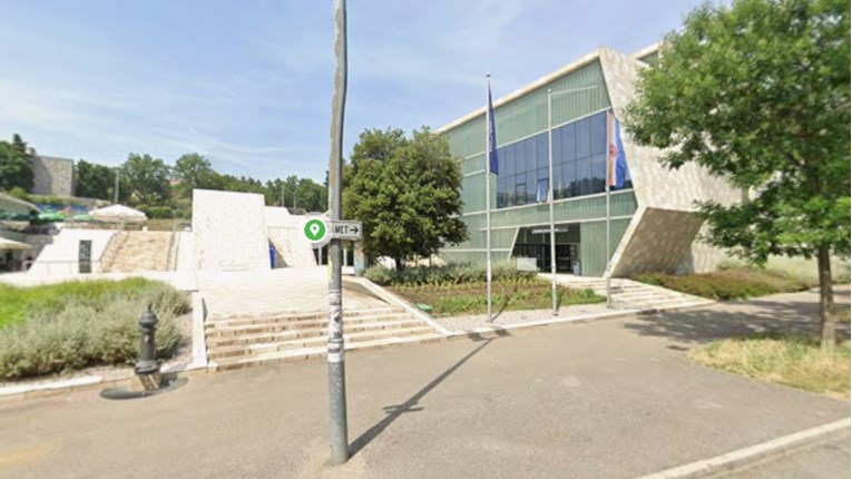 Maloljetnici s kapuljačama došli pred bus srpskih karataša u Rijeci. Oglasila se policija