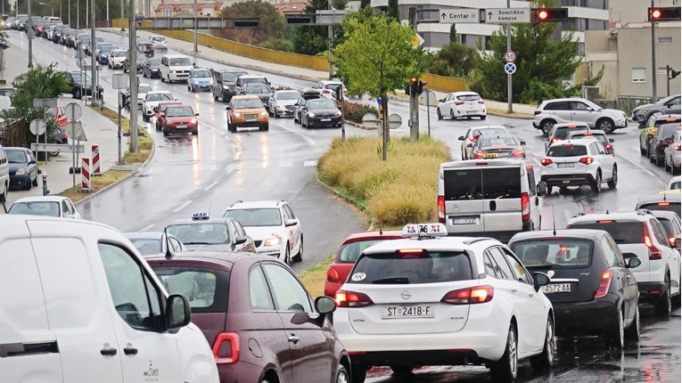 Povremene gužve na cestama, na granici s BiH se čeka i do pola sata