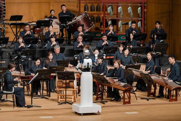 Robot dirigirao orkestrom u Seulu