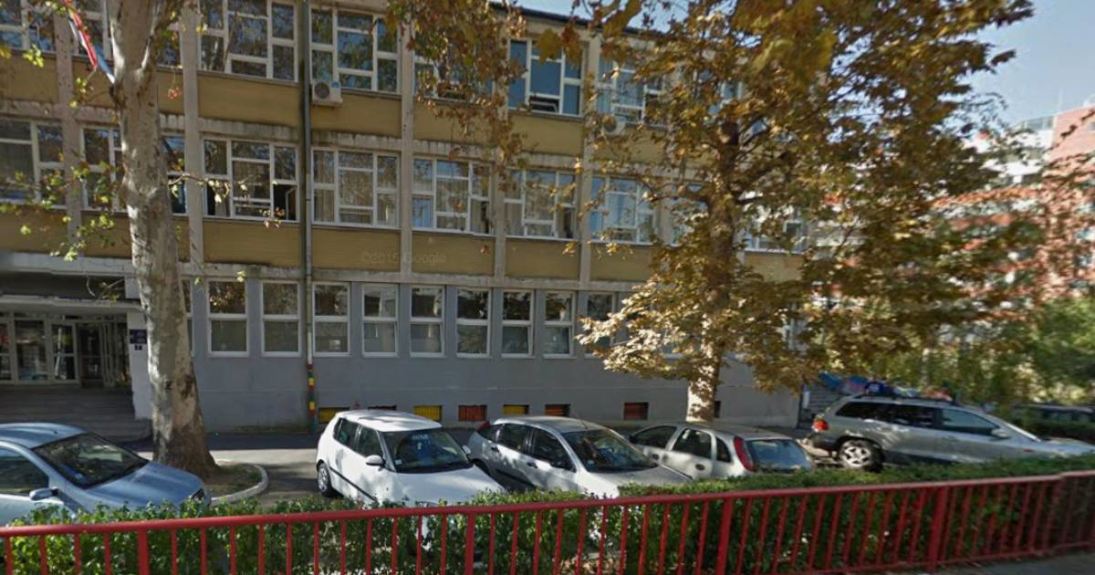 Napad dimnim bombama na učenike Sportske gimnazije u Beogradu