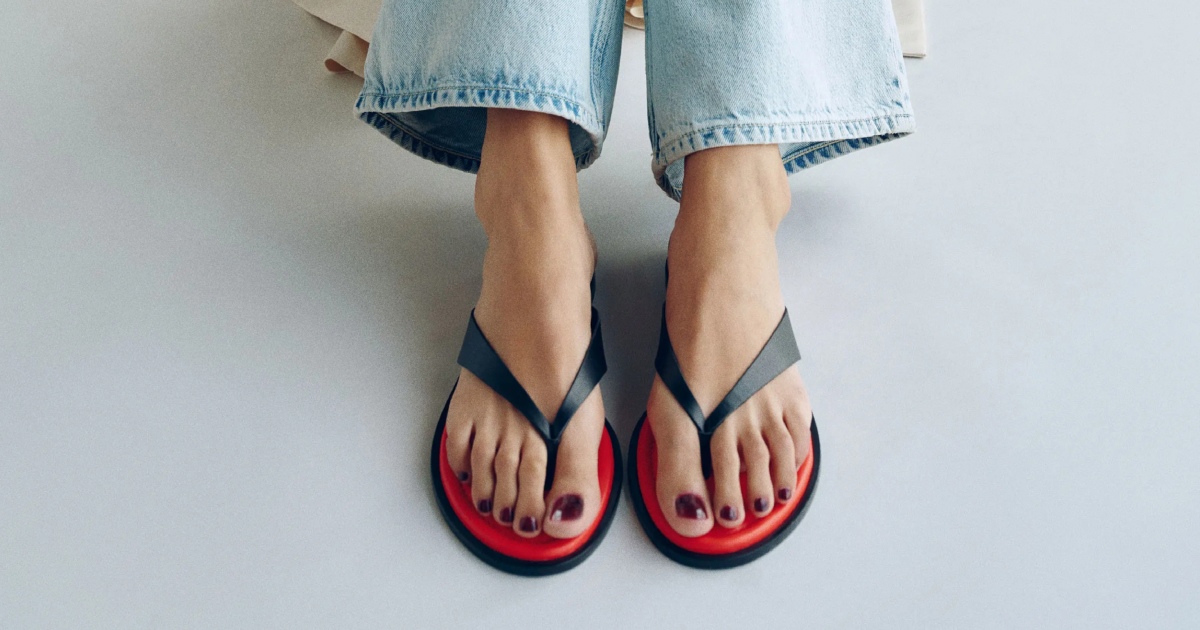 Zašto su crveno-crne japanke opet najtraženija obuća sezone?