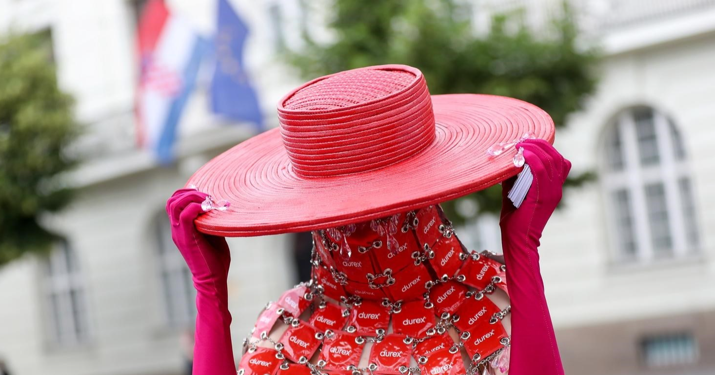 Haljina od kondoma, čarape na Gospu... Ovo je najzanimljiviji outfit na Zagreb Prideu