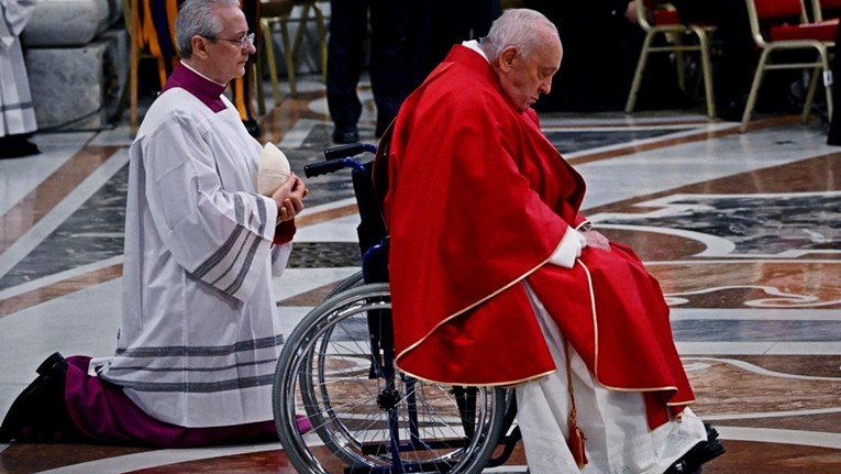 FOTO Papa na misu stigao u invalidskim kolicima