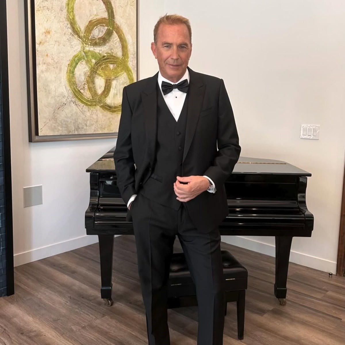 Kevin Costner (70) snimljen u noćnom klubu sa znatno mlađom brinetom