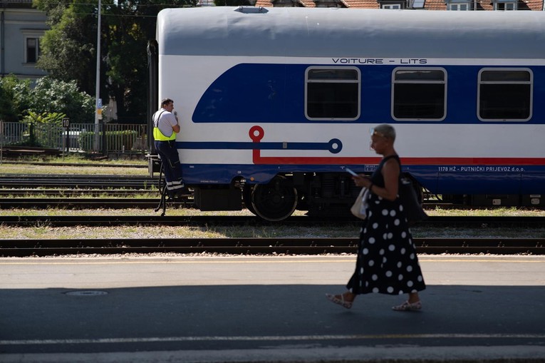 U Zagrebu po vrućini vozio vlak bez klimatizacije. HŽ: Nemamo ih dovoljno