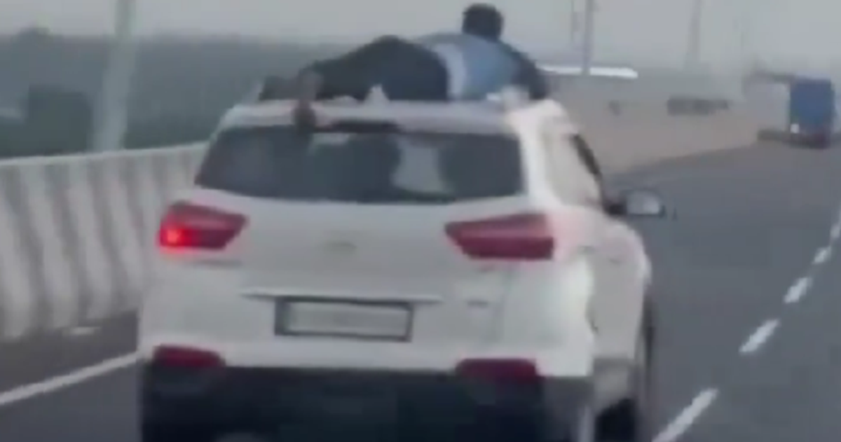 VIDEO Policajac u Indiji skočio na krov automobila švercera. Vozili se 40 kilometara