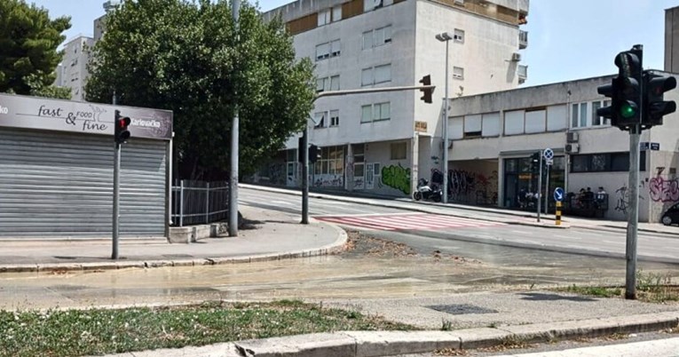 Pukla cijev u Splitu, stanari dviju ulica bez vode. "Popravak se očekuje oko 22 sata"