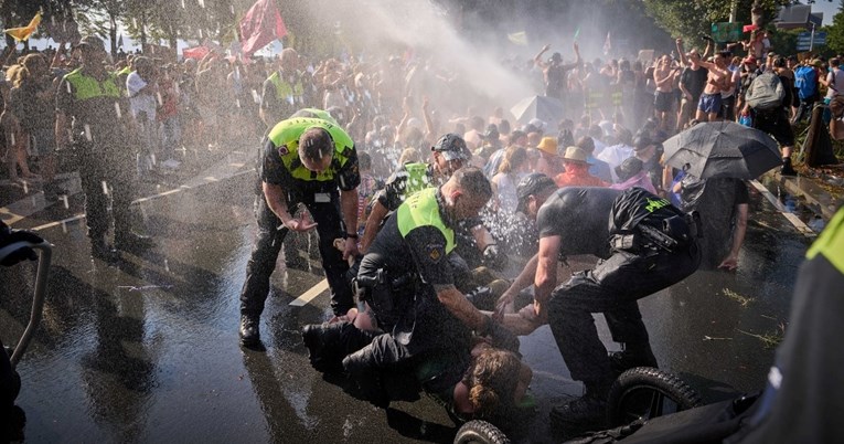 Više od 10.000 klimatskih aktivista marširalo prema Haagu, policija privela njih 2400