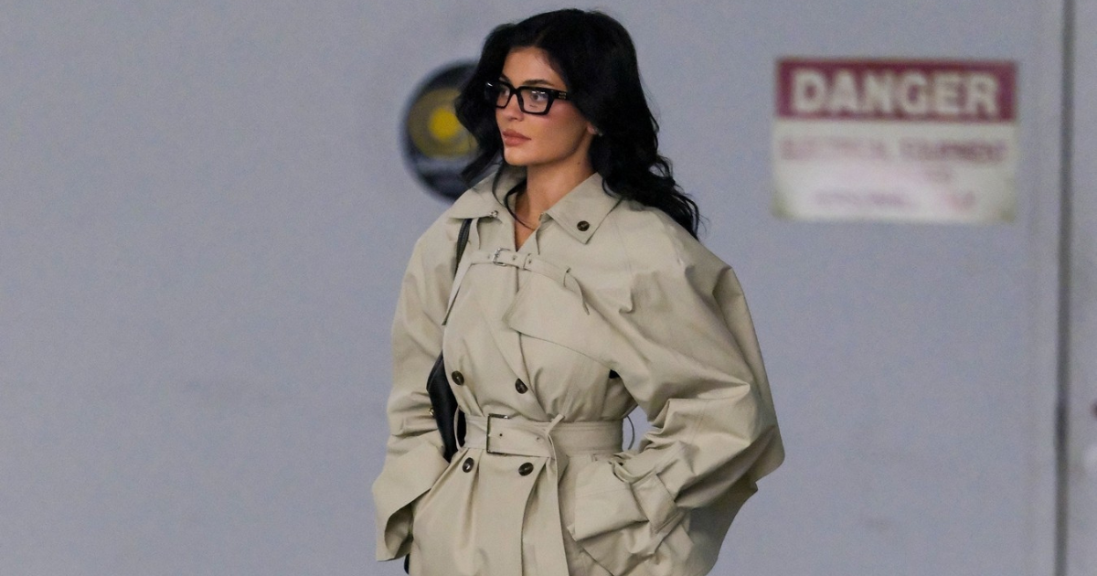 Kylie Jenner pokazala da mini suknja i kratki baloner čine savršen duo