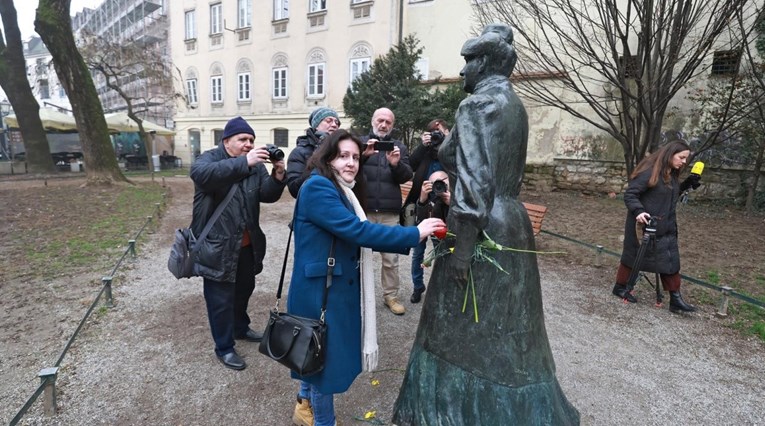 VIDEO Odnijeli ruže pred kip Zagorke: "Neću dopustiti da Hrvatska postane Poljska"