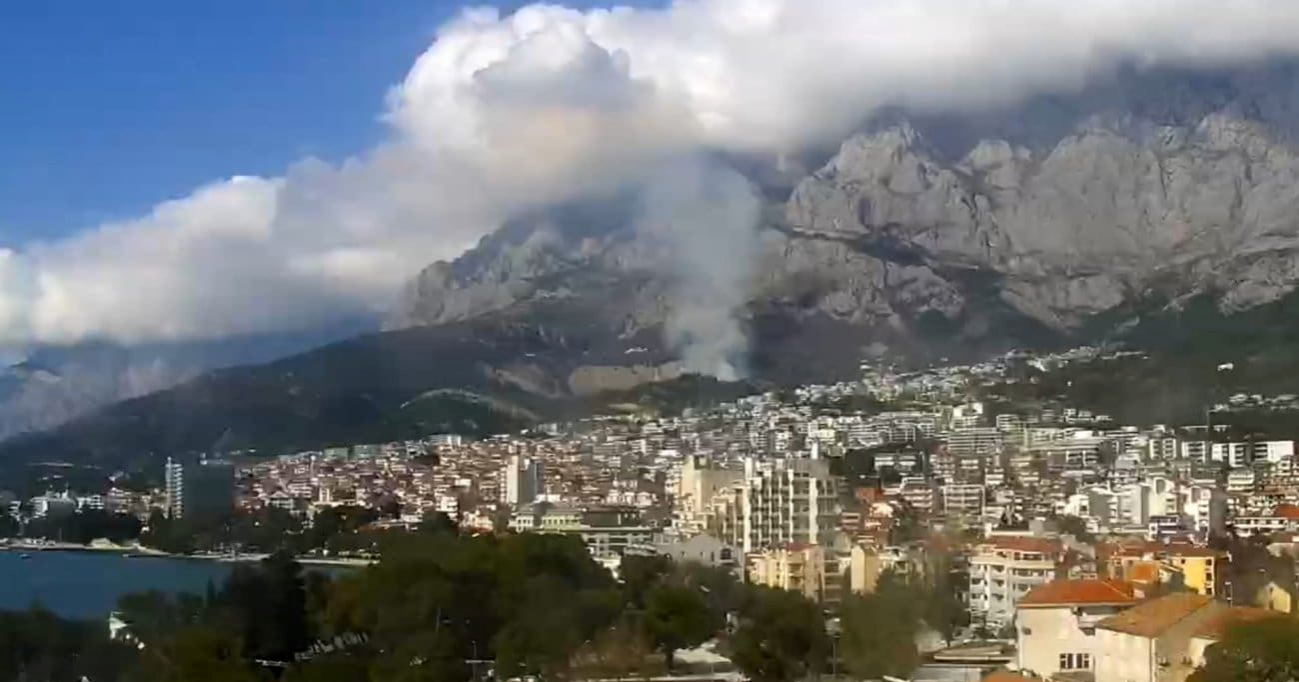 Požar iznad Makarske. Gasi ga 50 vatrogasaca, pomaže i kanader