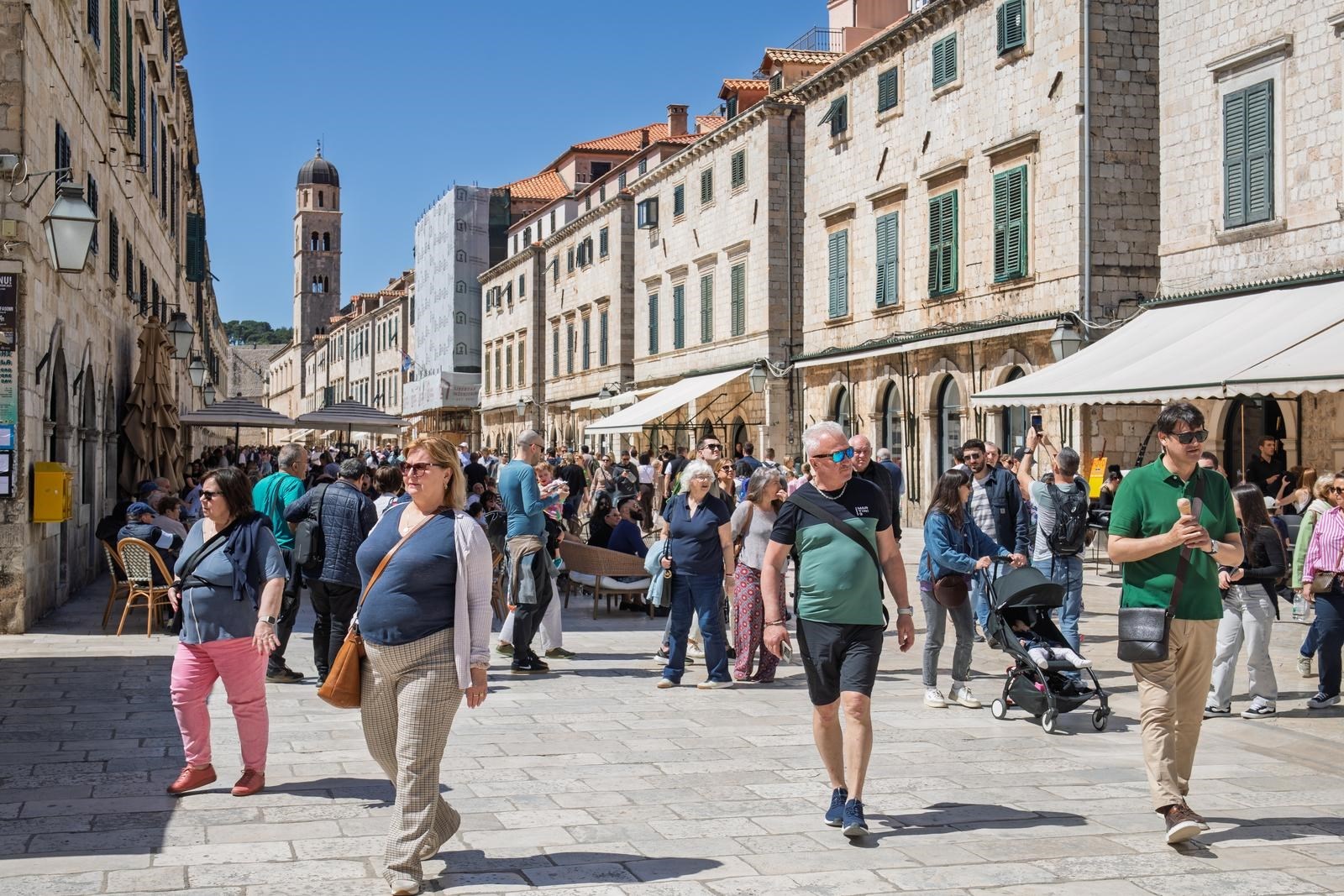 FOTO Sunčani Dubrovnik prepun turista, ovako izgleda Stradun pred Uskrs