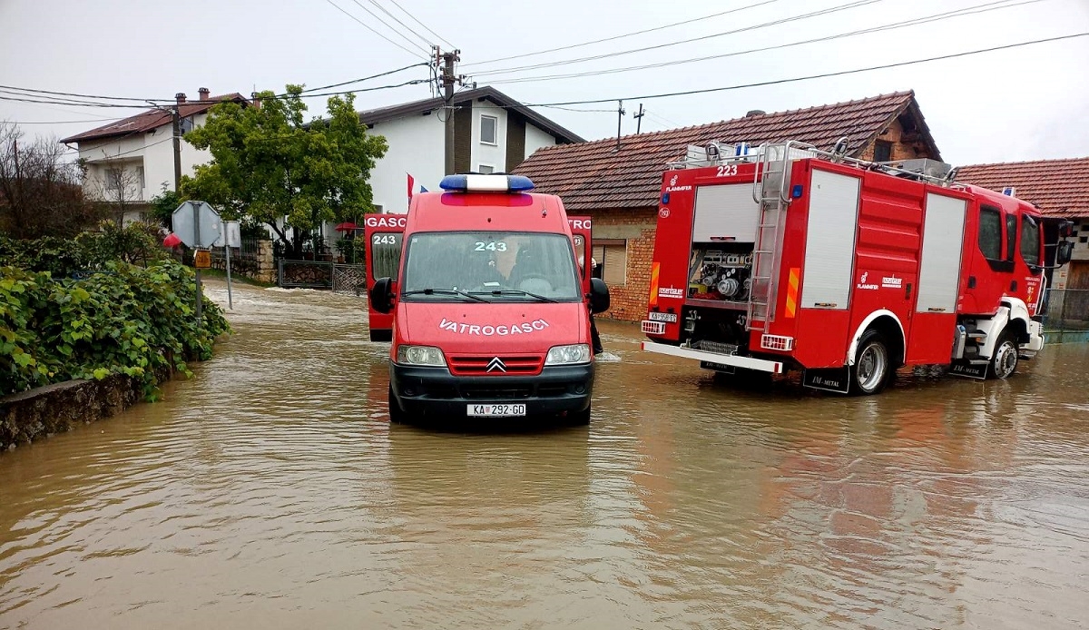 Vatrogasci na terenu u više županija, izvlačili su vozila, micali stabla...