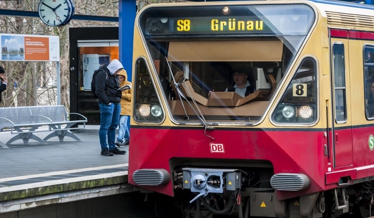 Hrvat u Njemačkoj stao na prugu i htio zaustaviti vlak zbog izgubljene prtljage