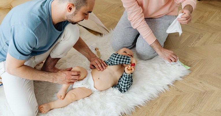 Edukatorica tvrdi da roditelji trebaju tražiti dopuštenje da bebama promijene pelenu