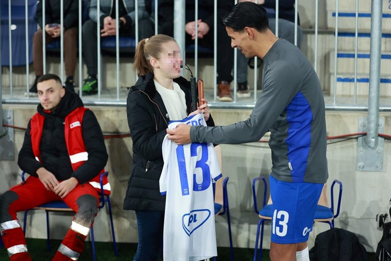 Ramon Mierez prije utakmice u Osijeku darovao dres slijepoj obožavateljici