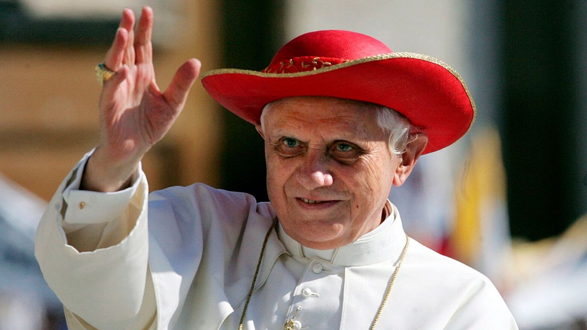 Benedikt XVI. pozvao papu Franju da ne zaređuje oženjene muškarce