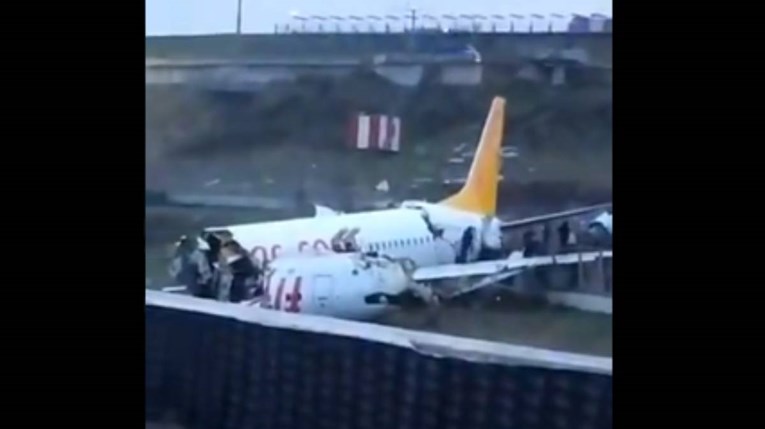 Putnički avion u Turskoj se prepolovio pri slijetanju, nema mrtvih