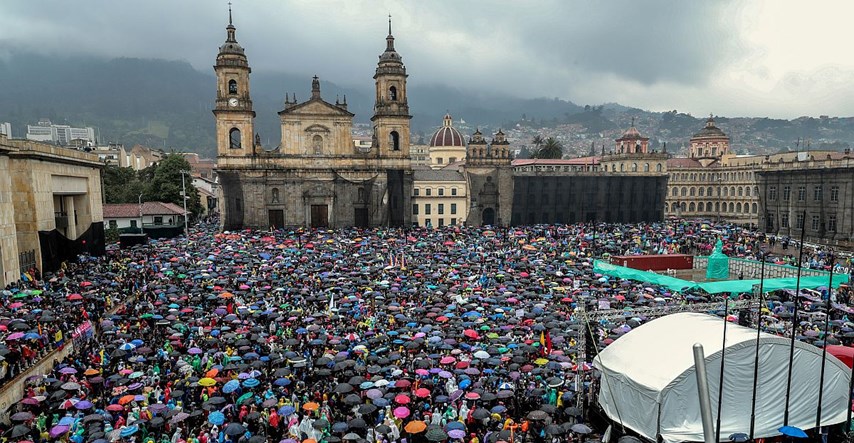 U Bogoti na snazi policijski sat, prosvjednici išli pred kuću predsjednika