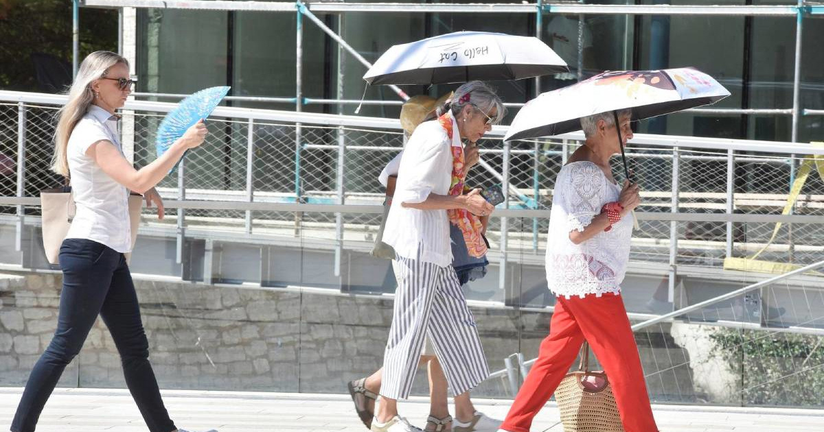 FOTO Šibenik se prži na 30 stupnjeva, turisti se od sunca štite na sve moguće načine