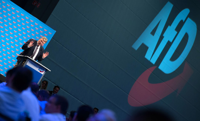 Političarka AfD-a izbačena jer se slikala uz boce s Hitlerovim likom