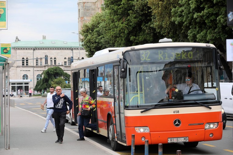 Riječka policija traži crveni Clio zbog nesreće s autobusom