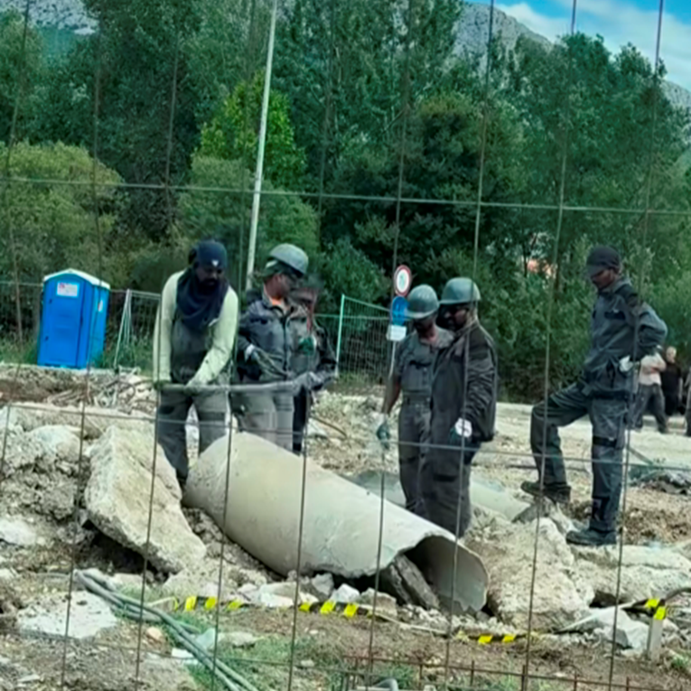 Strani radnici ručno razbijaju azbestne cijevi u Solinu. Dvojica krpama pokrila usta