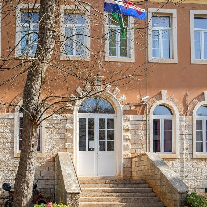 Učenik ulio u vodu dezinficijens, a učiteljica je popila. Ravnateljica: To su djeca