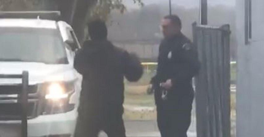 VIDEO Udario policajca u glavu pa požalio čim je ovaj pustio psa na njega
