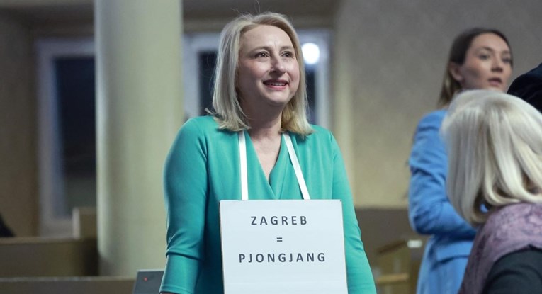 VIDEO Bandićevka oko vrata nosila transparent: "Zagreb = Pjongjang"