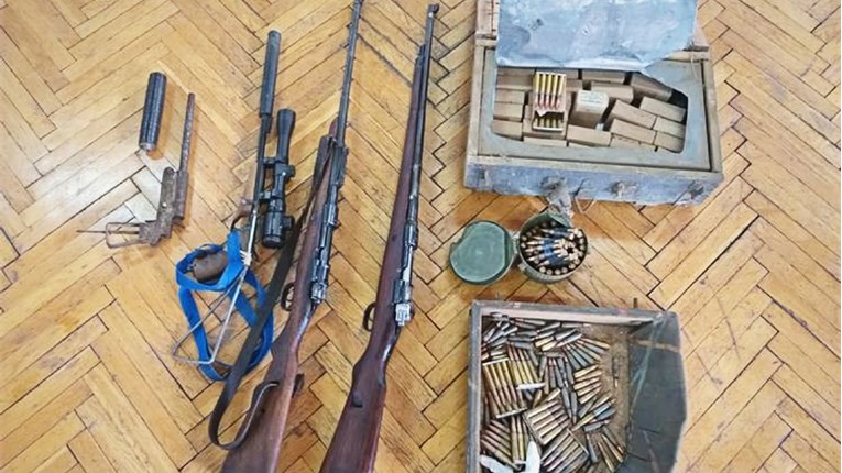62-godišnjaku kod Slatine policija pronašla ilegalne puške, pištolj, mitraljez i mine
