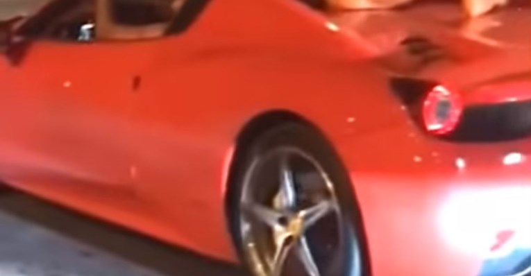 VIDEO Provozao potpuno golu ljepoticu na Ferrariju, prijeti mu kazna od 500 eura