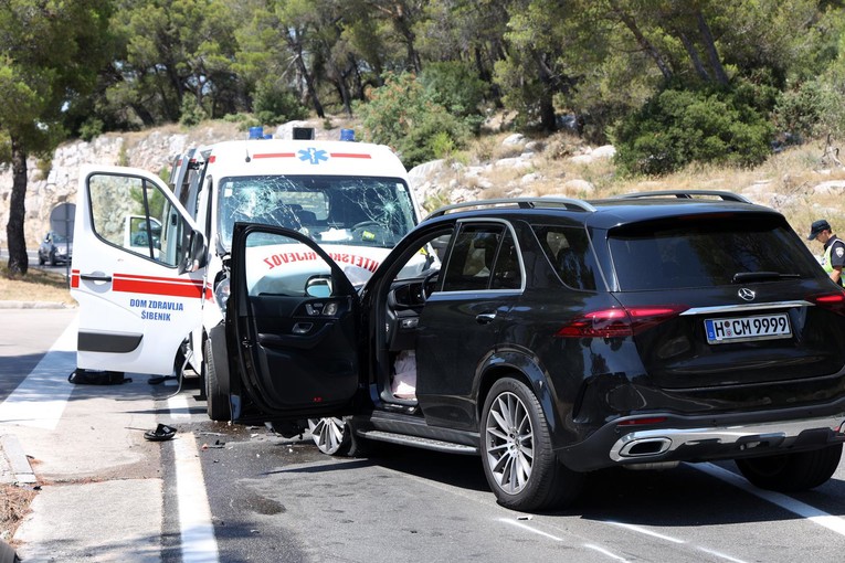 Sudarili se auto i kombi saniteta kod Šibenika, ima više ozlijeđenih