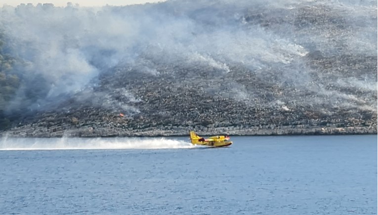 VIDEO Veliki požar na Hvaru, stigla tri kanadera i puno vatrogasaca