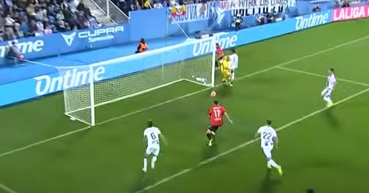 Budimir šutirao na prazan gol s dva metra. Komentator: "Nekako je ovo promašio"