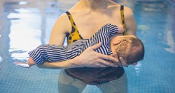 Mamu otjerali iz bazena jer je dojila sina, njezin odgovor postao je viralan