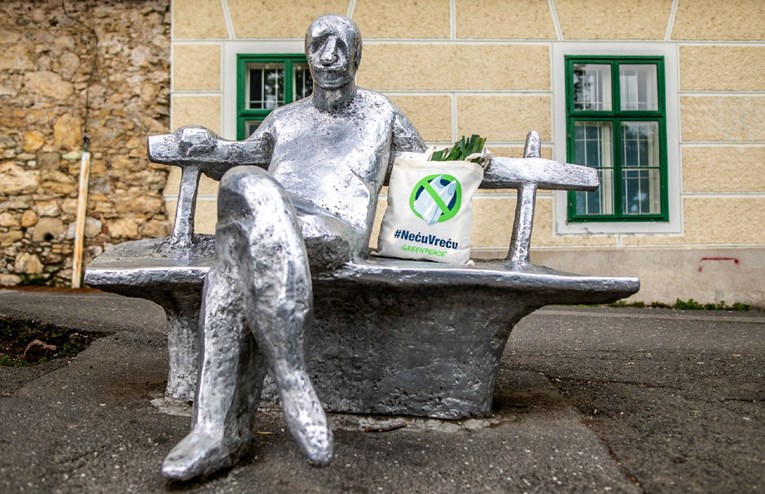 Greenpeace diljem Hrvatske postavio platnene vrećice na spomenike