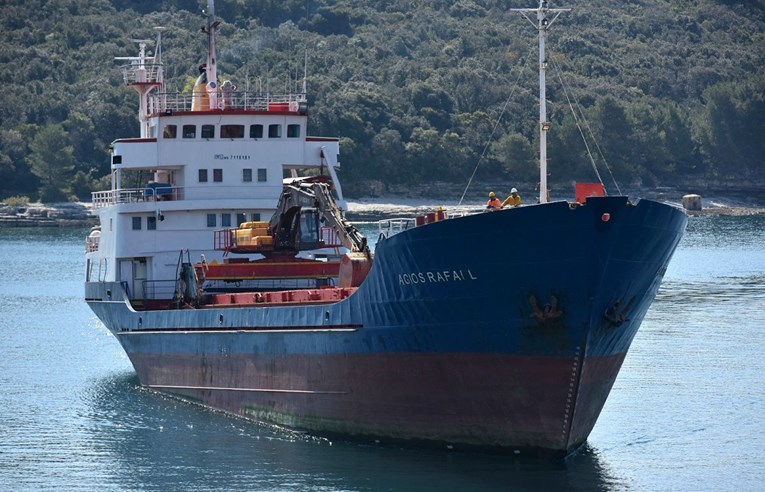 FOTO U Puli se nasukao teretni brod, nema ozlijeđenih