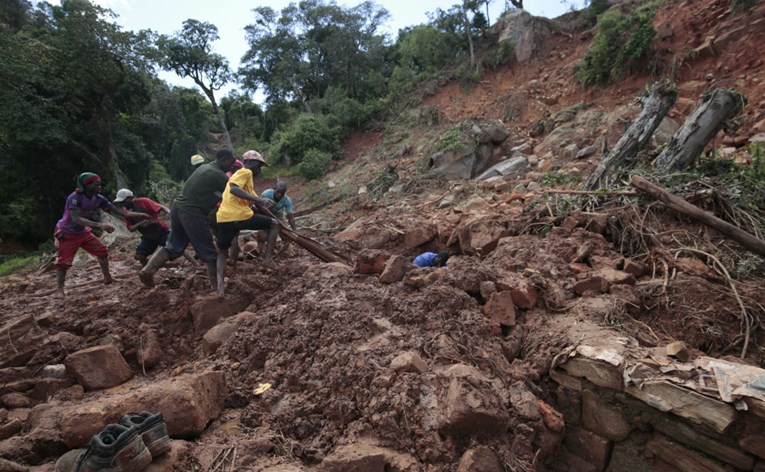 Spasioci na Mozambiku pokušavaju spasiti stotine zarobljenih u poplavama