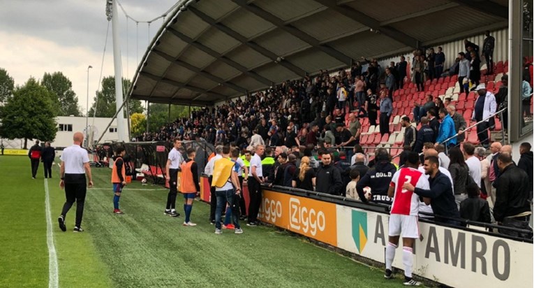VIDEO Ajaxovi huligani napali roditelje Feyenoordovih klinaca na derbiju U-19