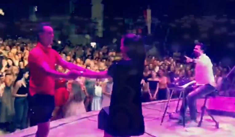 Petar Grašo pomogao obožavatelju da zaprosi djevojku na svom koncertu