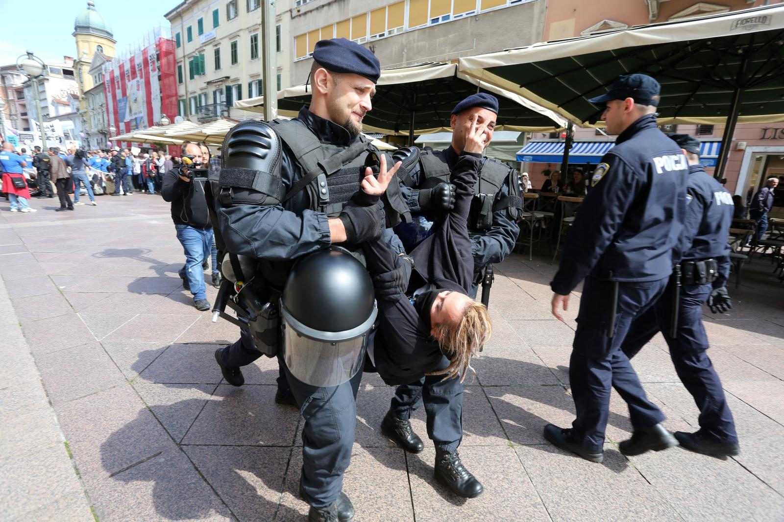 FOTO Aktivisti zaustavili Hod za život u Rijeci, policija ih strpala u maricu