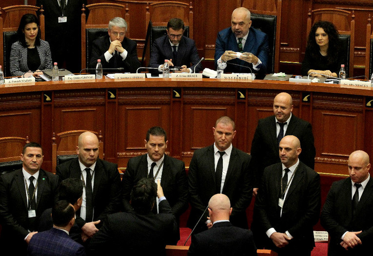 Zastupnici albanske oporbe zbog premijera dali ostavke u parlamentu