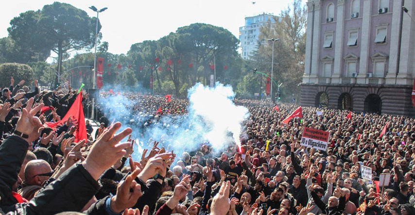 Policija vodenim topovima i suzavcem tjerala prosvjednike ispred albanske vlade