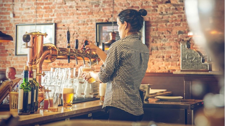 Ovo su trikovi koje konobari koriste kako bi vas naveli da potrošite što više