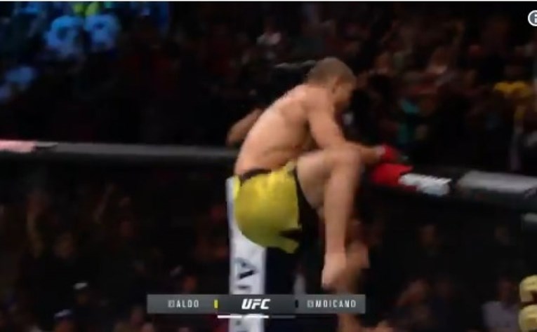 Bivši UFC-ov prvak brutalnim udarcima nokautirao suparnika pa skočio u publiku