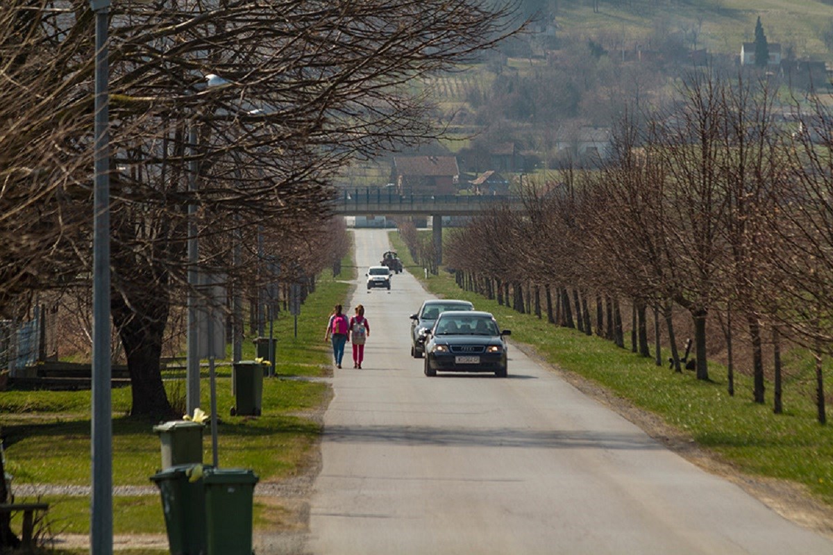 Mlada vozačica prebrzo vozila pa sletjela u kanal u Virovitici, poginuo suvozač