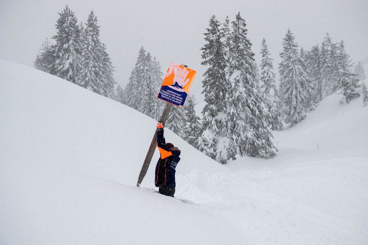 Lavine zatrpale Alpe, poginulo deset ljudi