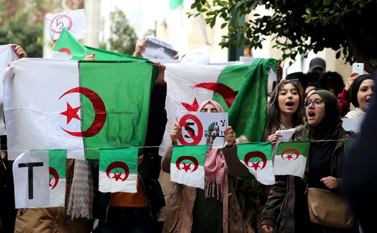 Deseci tisuća alžirskih studenata prosvjeduju protiv predsjednika