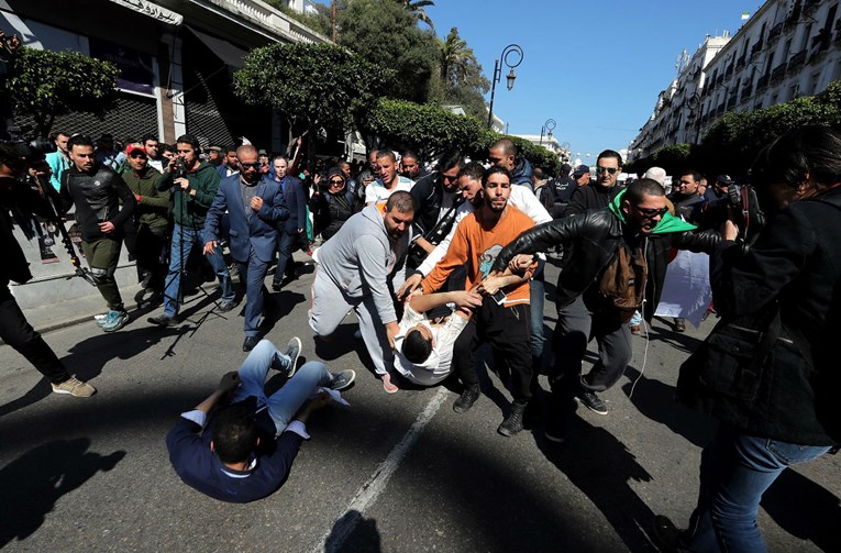 U Alžiru se sukobili prosvjednici i policija, ima ozlijeđenih
